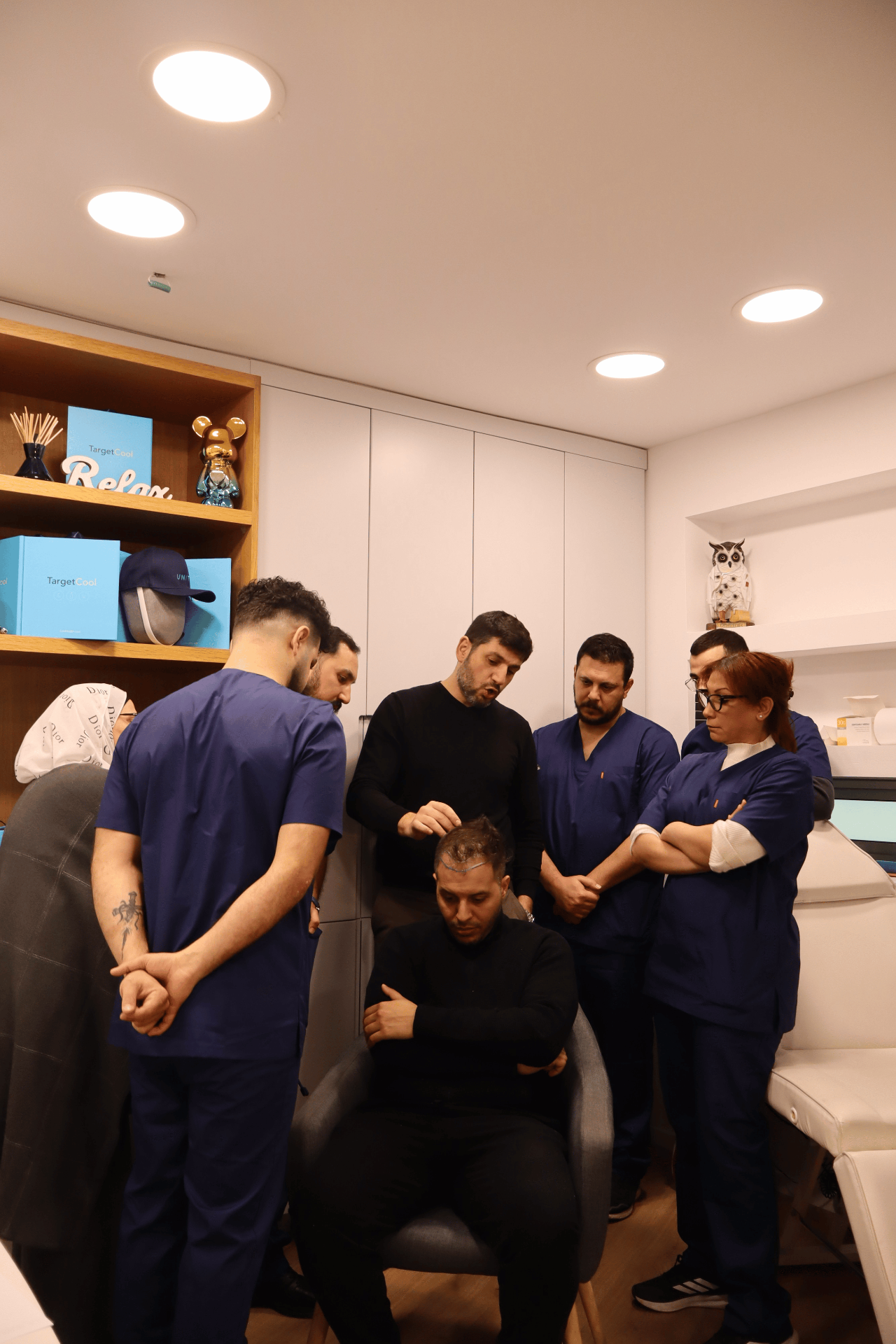 צוות רופאים משתתף בהדרכה קלינית בקורס השתלות שיער